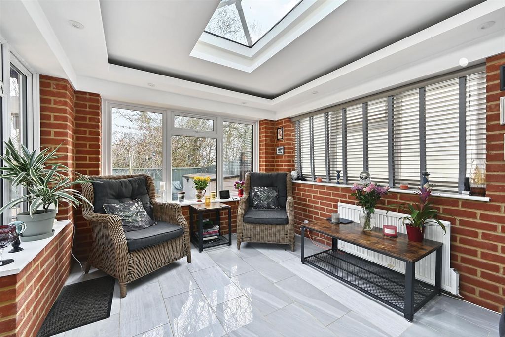 Property photo 1 of 24 7 Carfax Close - Tn395Eg - Photo (13).Jpg