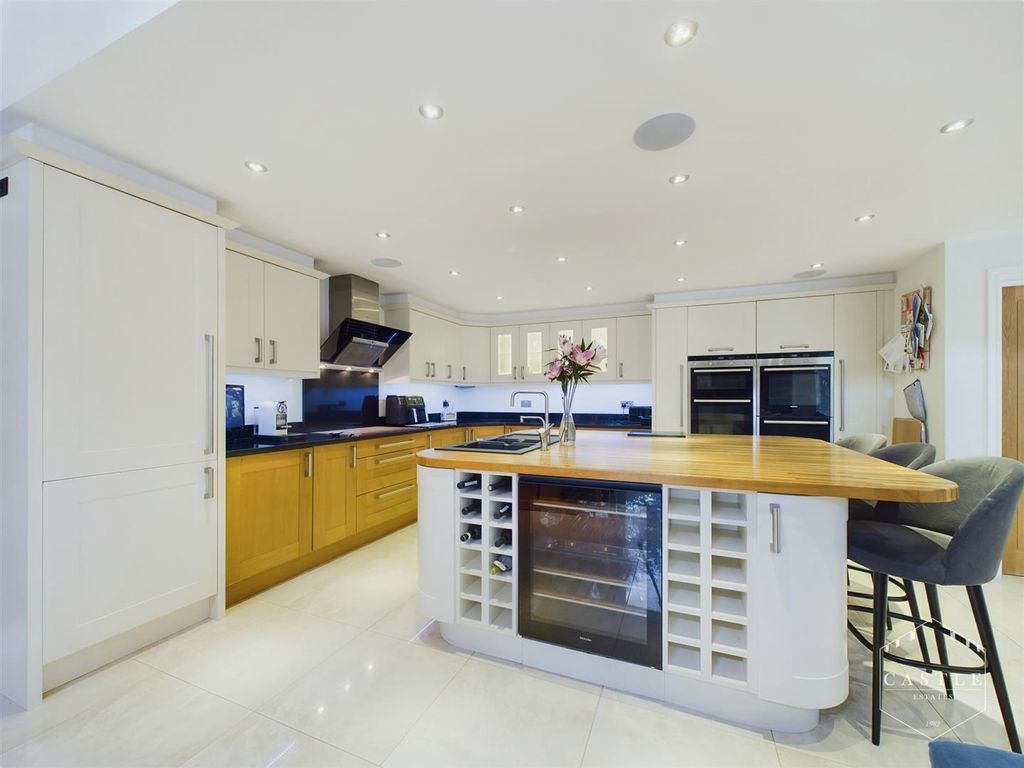 Property photo 2 of 32 Stunning Open Plan Living Kitchen