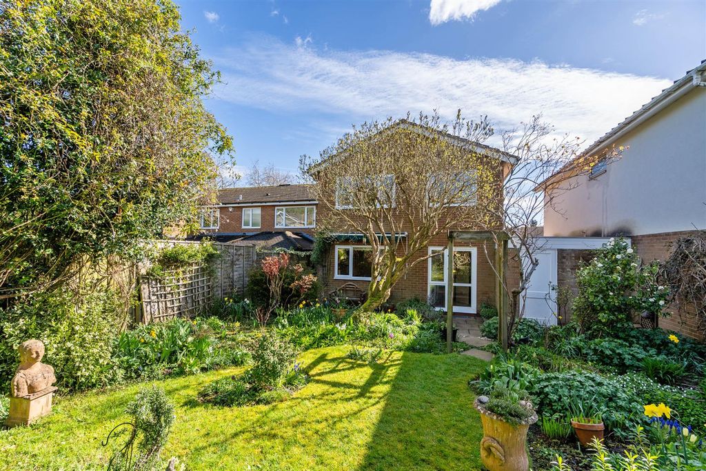 Property photo 1 of 16 4 Weston Close_6.Jpg