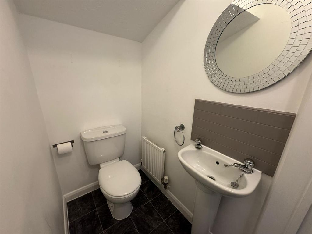 Property photo 3 of 27 Cloakroom