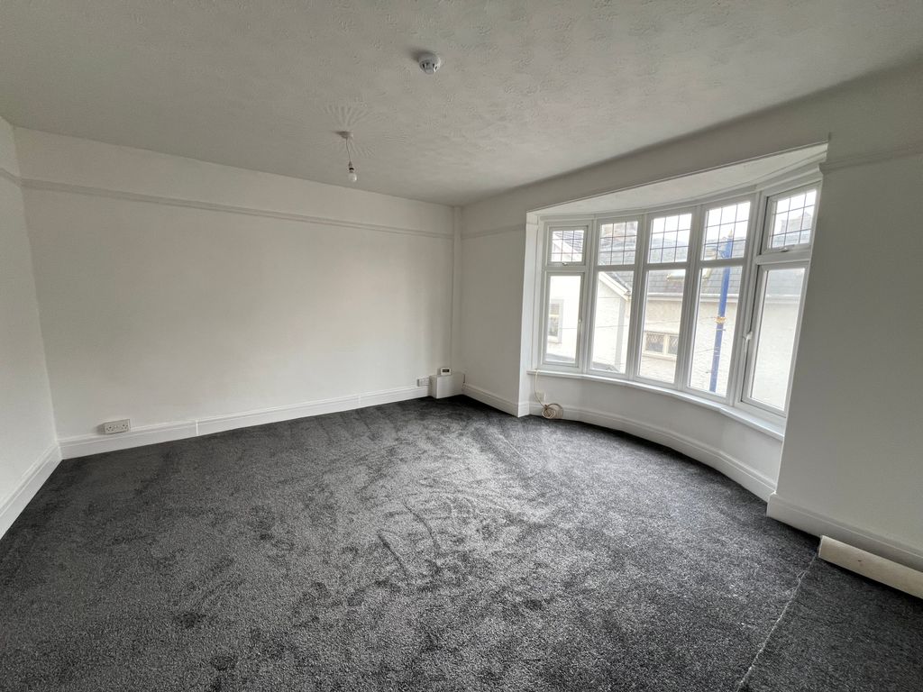 Property photo 1 of 13 Living Room Porthcawl Cf36