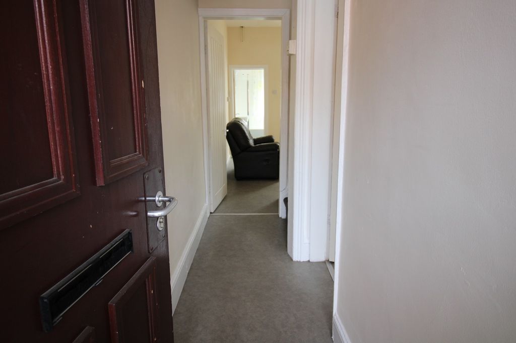 Property photo 2 of 10 Hall