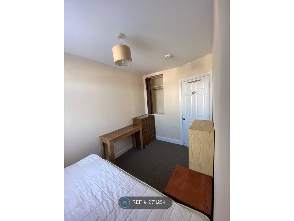 Property photo 2 of 8 Single Bedroom