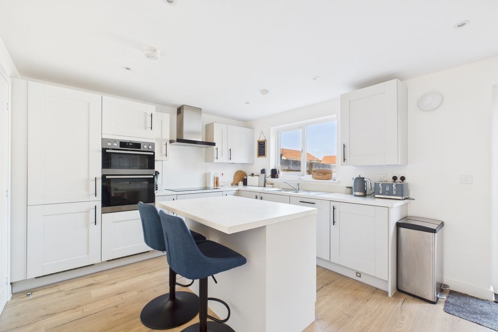 Property photo 3 of 16 Kitchen