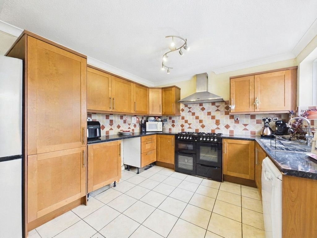 Property photo 3 of 10 Kitchen