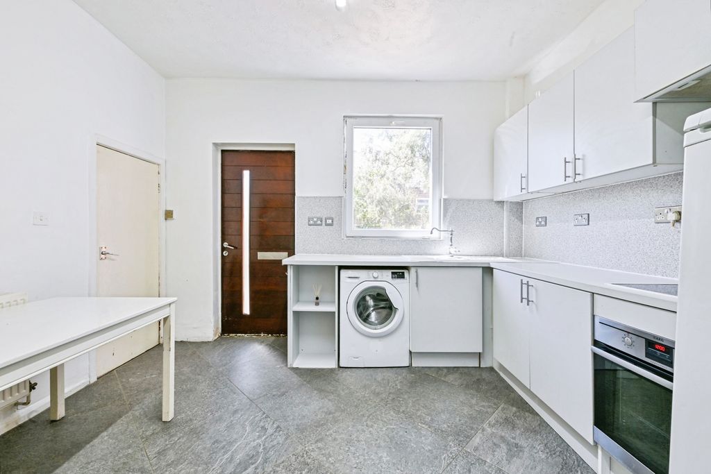 Property photo 3 of 17 Kitchen 1