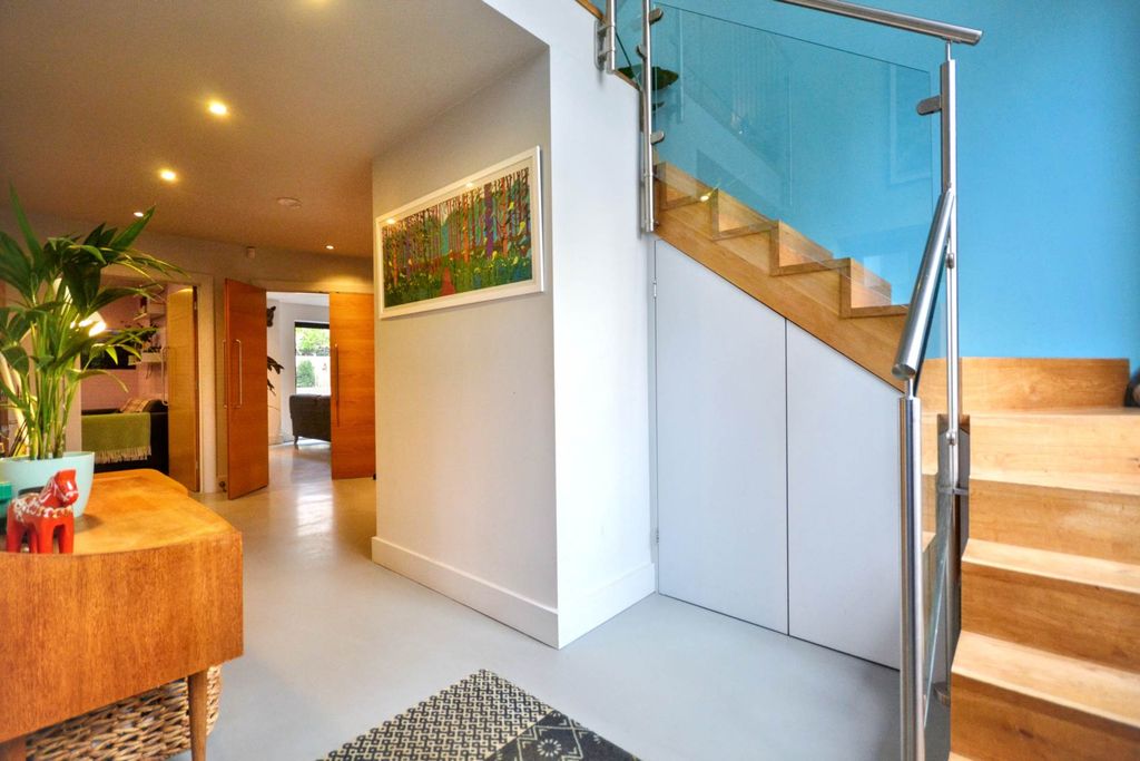 Property photo 2 of 21