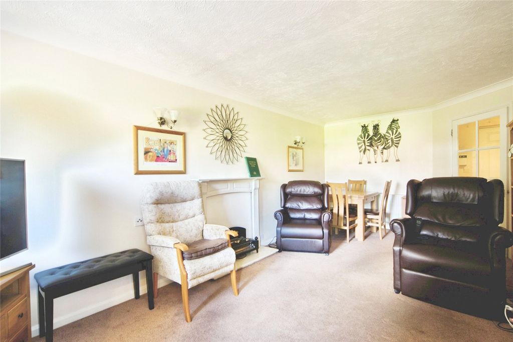 Property photo 3 of 12 Lounge