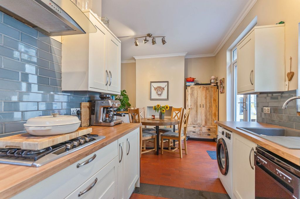 Property photo 2 of 27