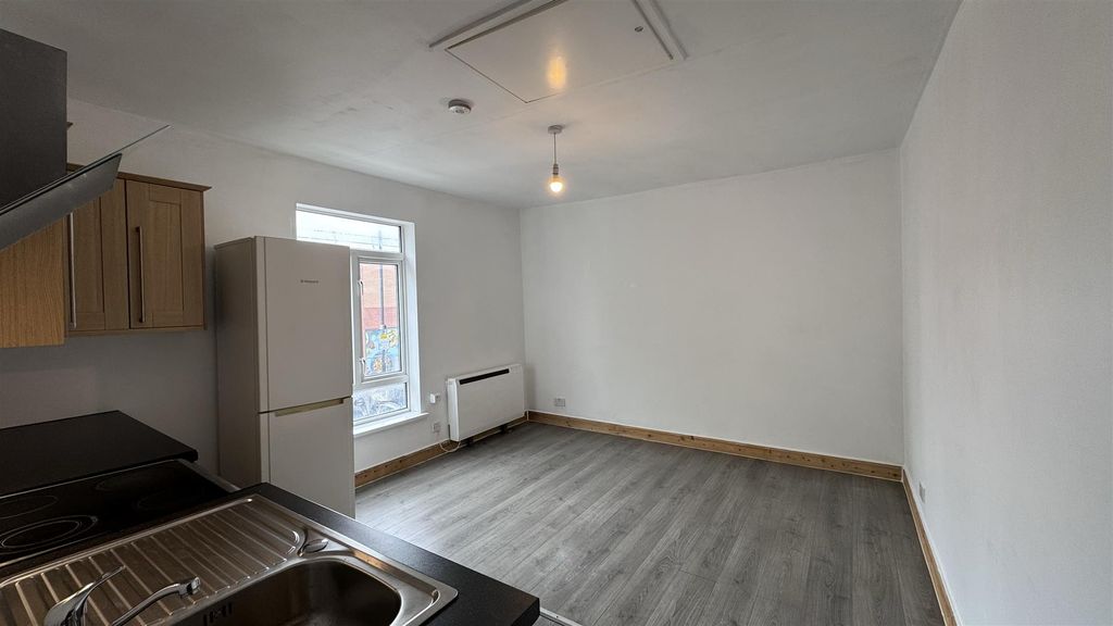 Property photo 3 of 18 Kitchen/Lounge