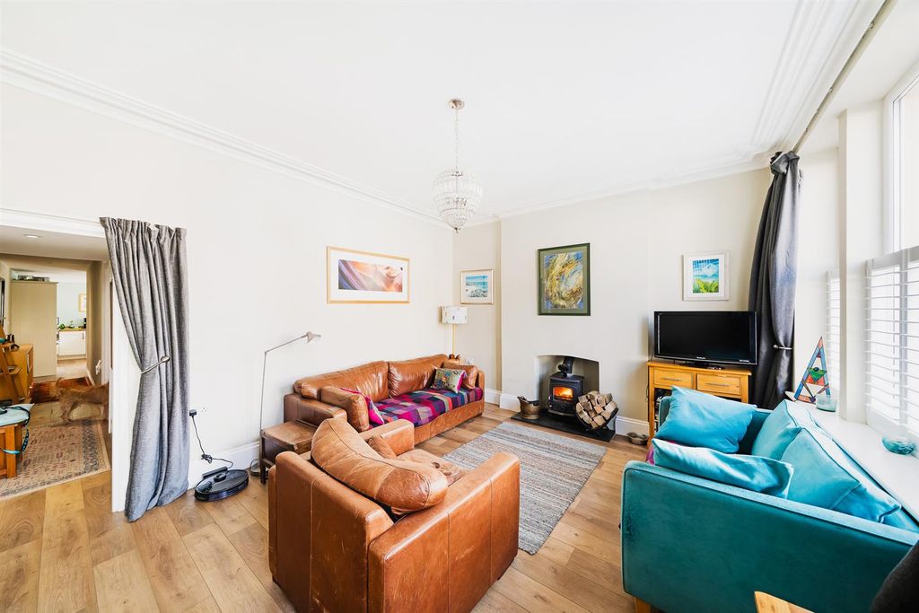 Property photo 3 of 13 Lounge