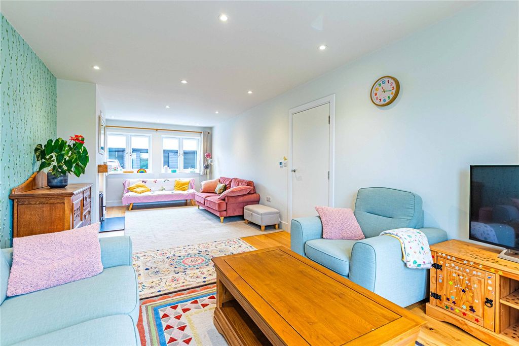 Property photo 2 of 35 Living Room