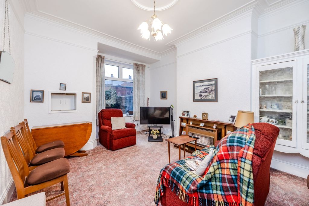 Property photo 3 of 17 C.20Norwoodavenuene65Ra-5