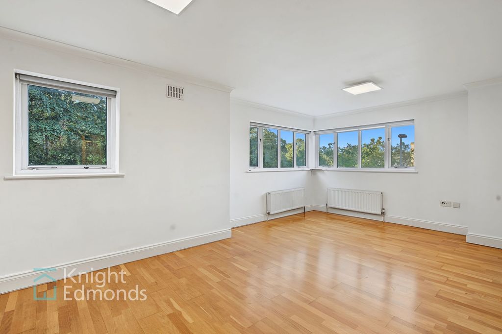 Property photo 3 of 9 Living Space