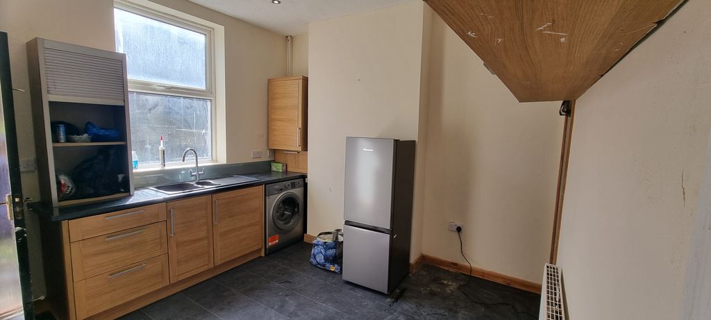 Property photo 3 of 9 Kitchen