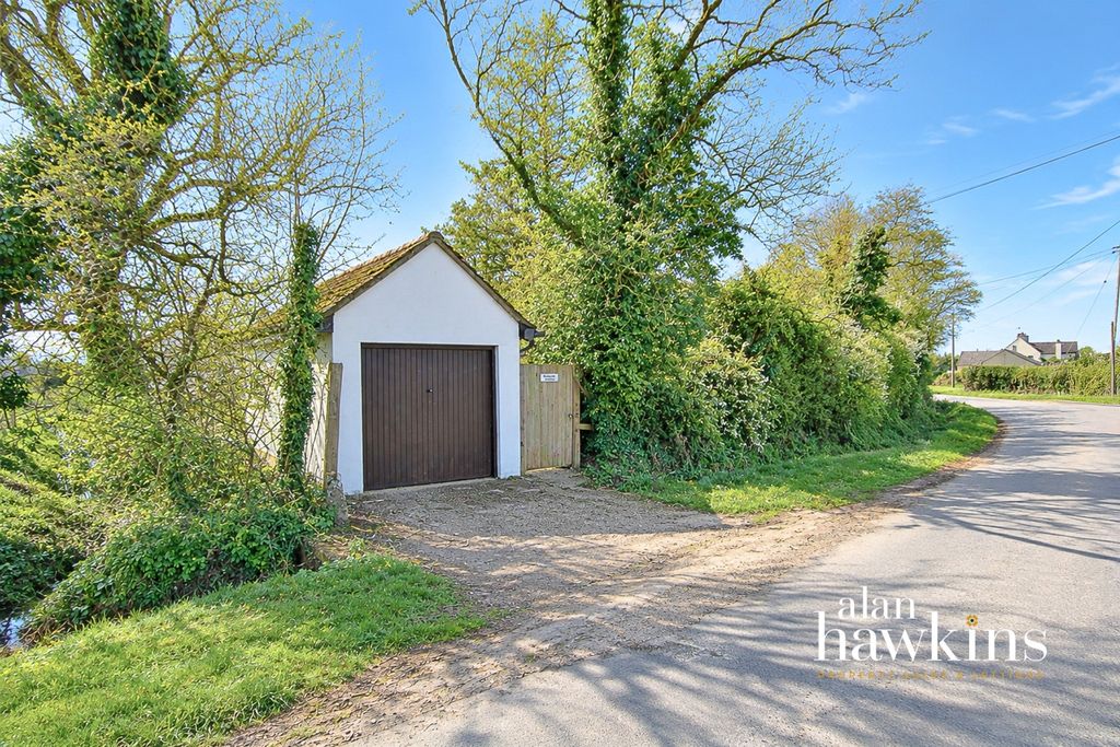 Property photo 3 of 12 Garage-3