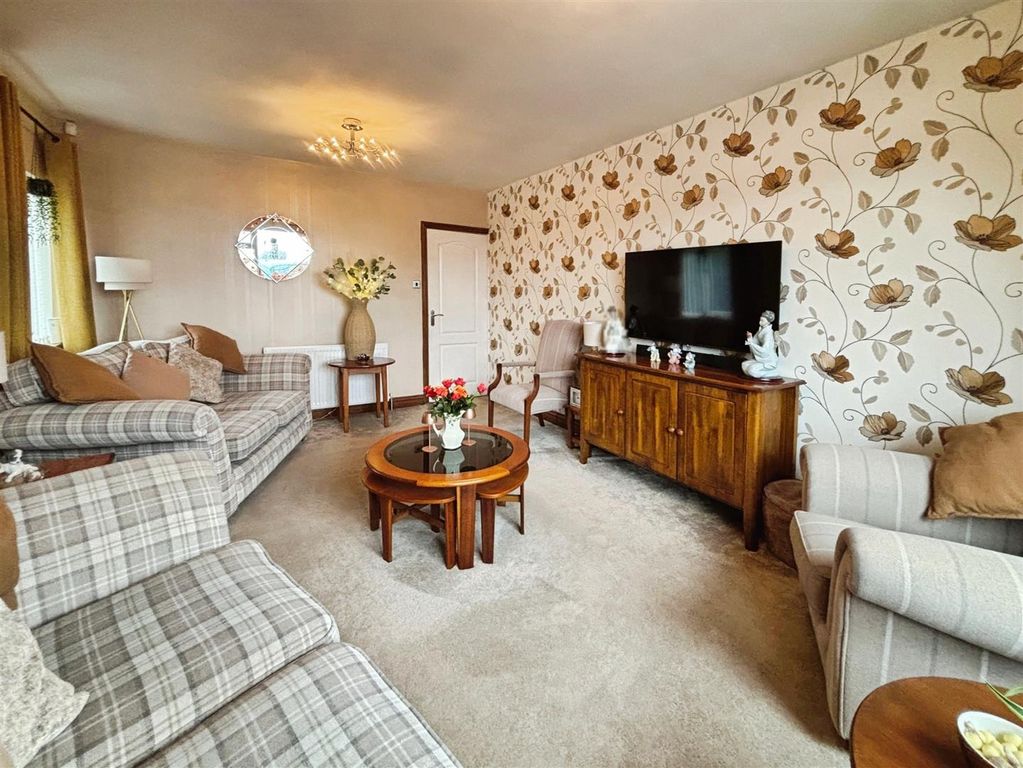 Property photo 3 of 19 Lounge