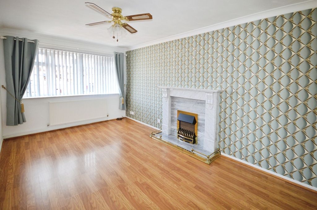 Property photo 3 of 14 Lounge