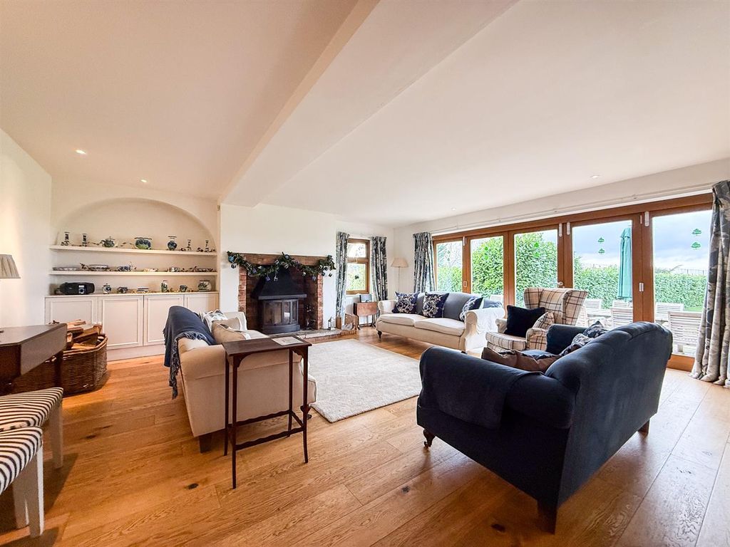 Property photo 3 of 23 Sitting Room