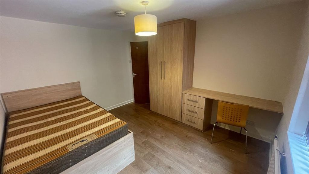 Property photo 3 of 13 A Well-Maintained Bedroom Featuring A Double Bed W...