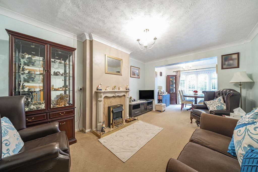 Property photo 3 of 22 Living Room/Dining Room (1)