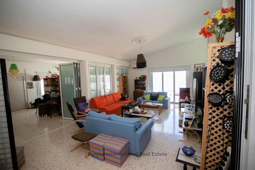 Property photo 2 of 32