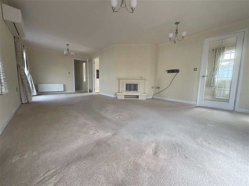 Property photo 3 of 10 Lounge/Dining Area