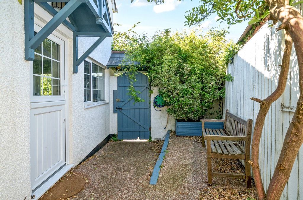 Property photo 2 of 11 Seating Area