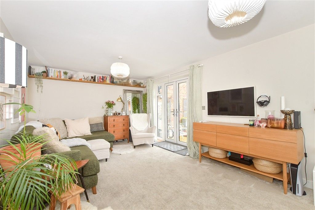 Property photo 3 of 17 Lounge..