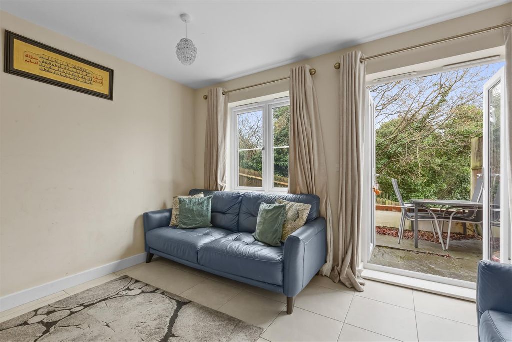 Property photo 3 of 12 10 Hillview Gardens, Hp13 6Gw-7.Jpg