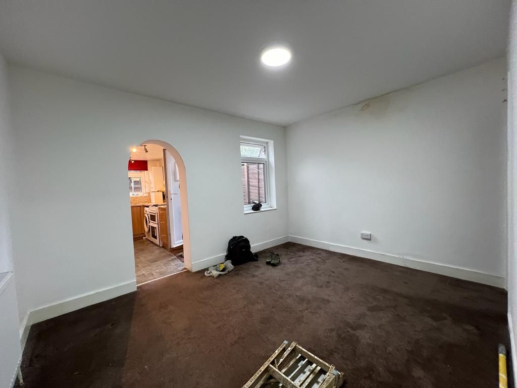 Property photo 1 of 8 Three Bedroom House Close To Barking Tube Station- 2400 Pcm