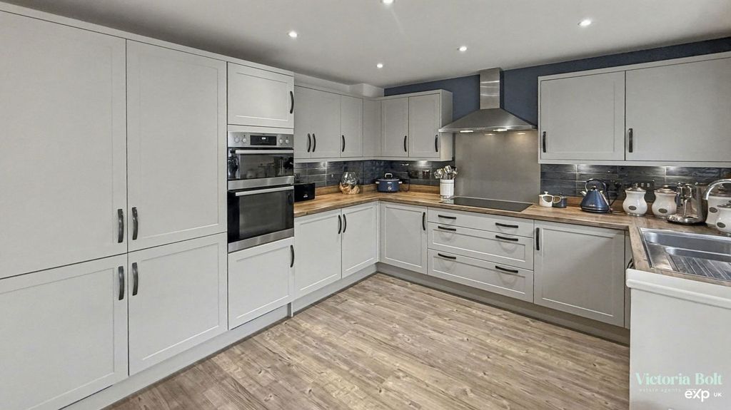 Property photo 3 of 23