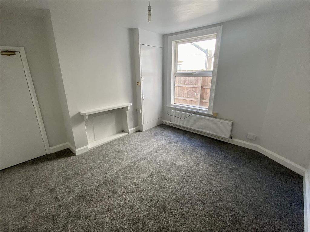 Property photo 3 of 6 Bright Bedroom With Fresh Grey Carpets....