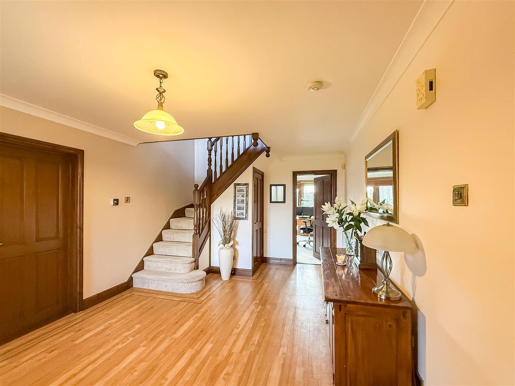 Property photo 3 of 37 Entrance Hall