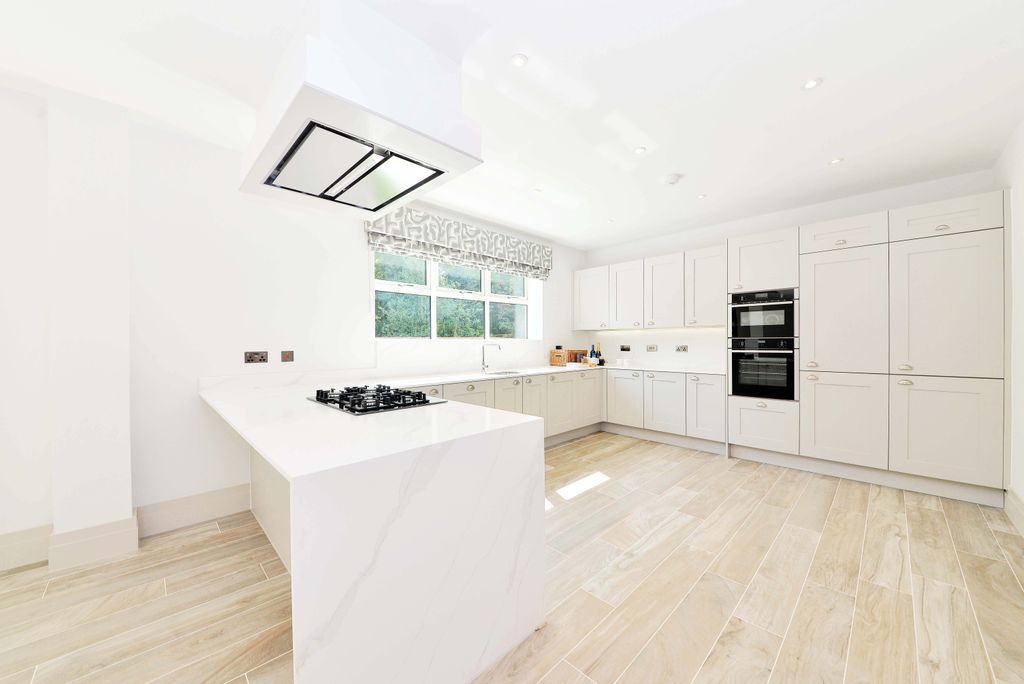 Property photo 3 of 32