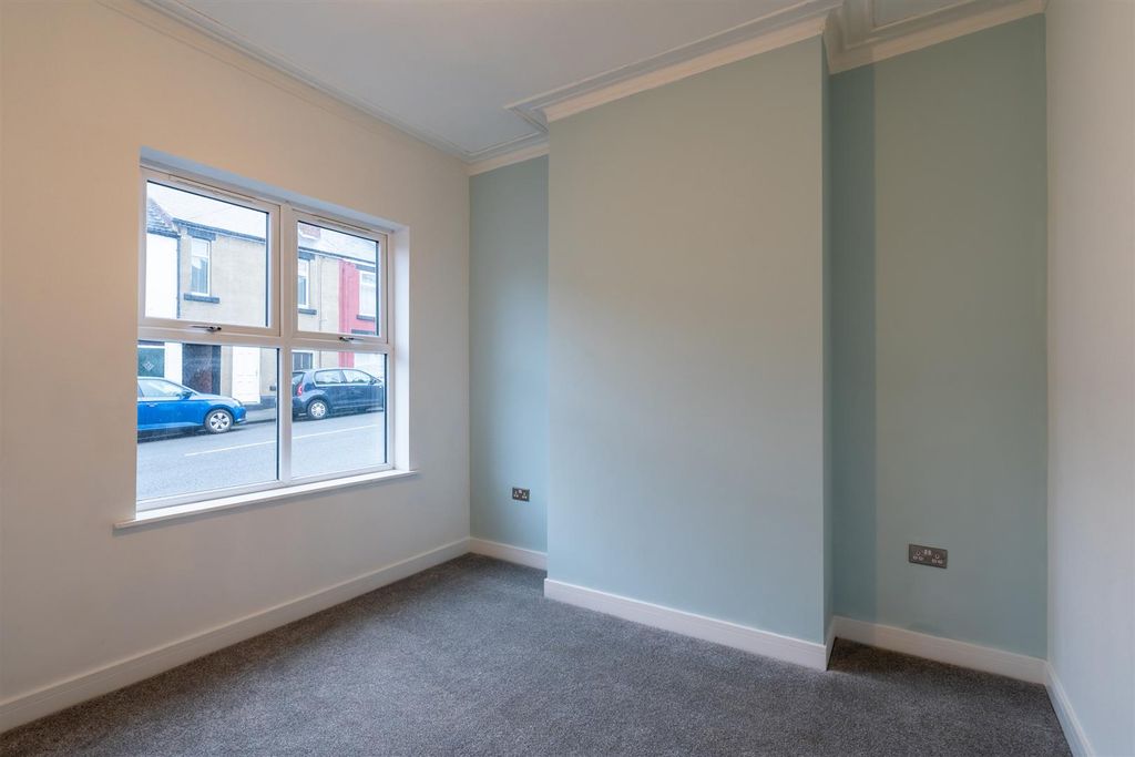 Property photo 3 of 13 Lounge