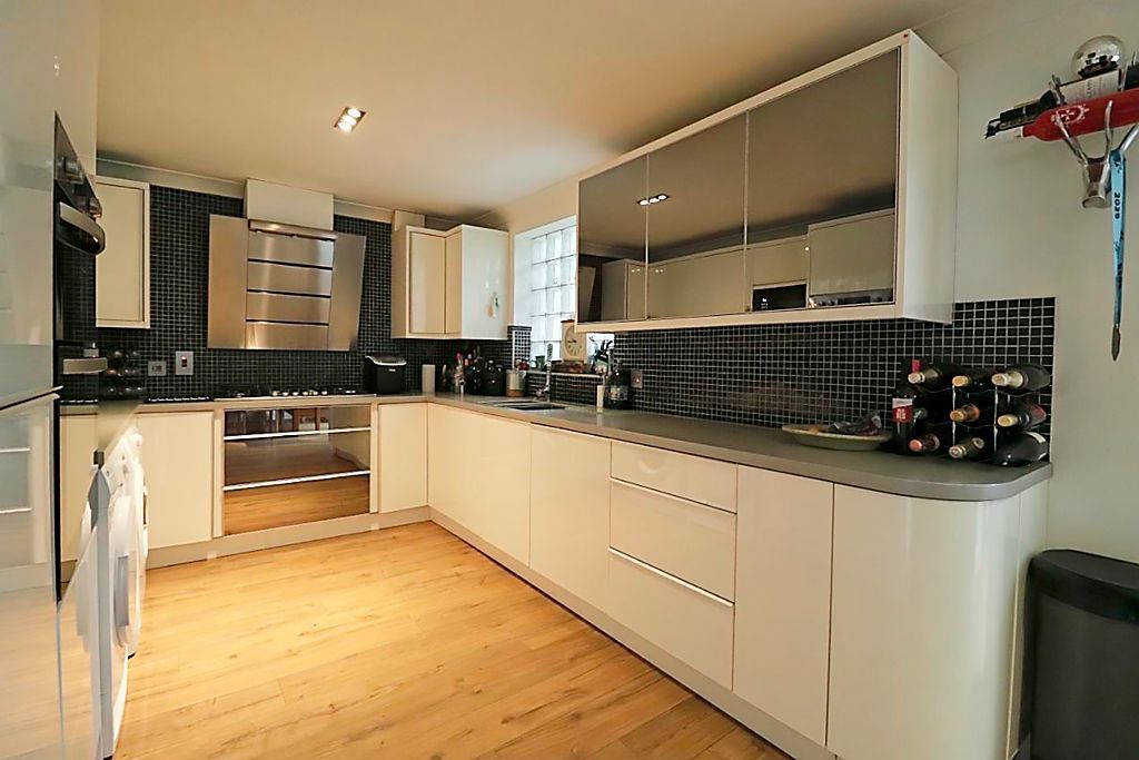 Property photo 3 of 20 Kitchen