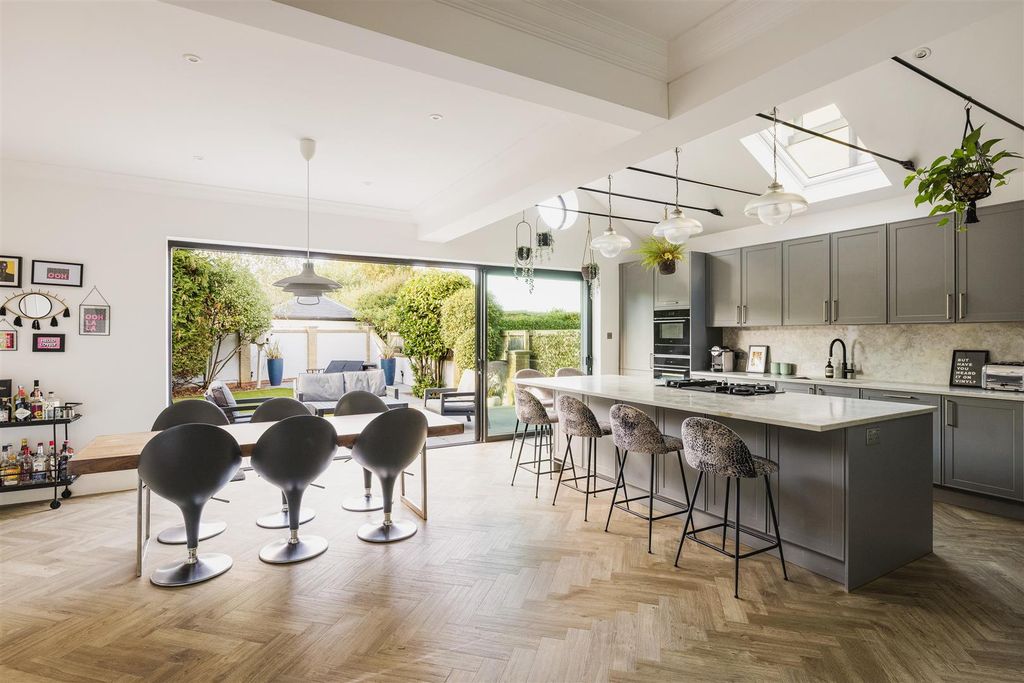 Property photo 2 of 30 Hornbeam Lane, E4