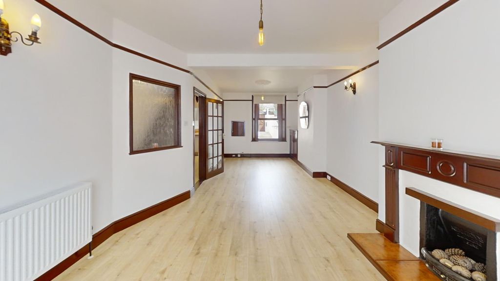 Property photo 3 of 17 Grosvenor-Road-Portland-Dorset-UK-Living-Room