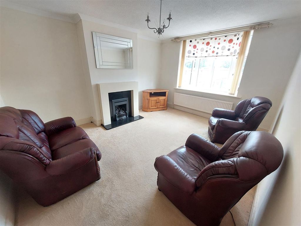 Property photo 3 of 11 Living Room