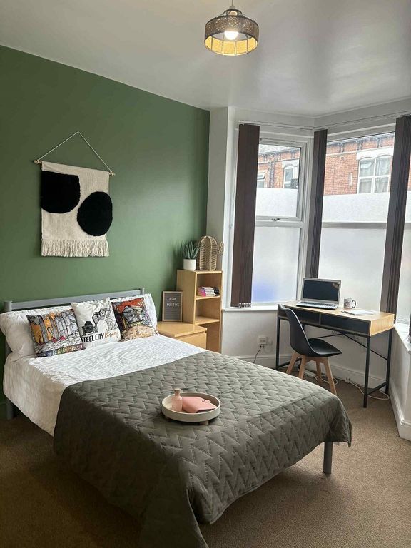 Property photo 3 of 15 A Stylish Double Bedroom Featuring A Cozy Double B...