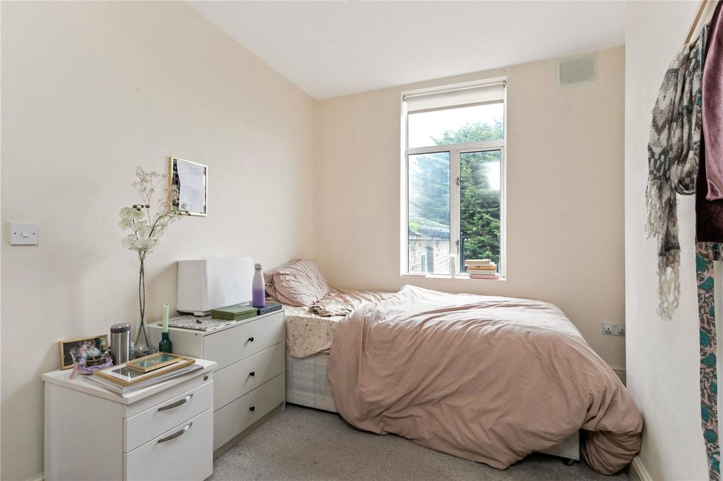 Property photo 2 of 8 Picture No. 14