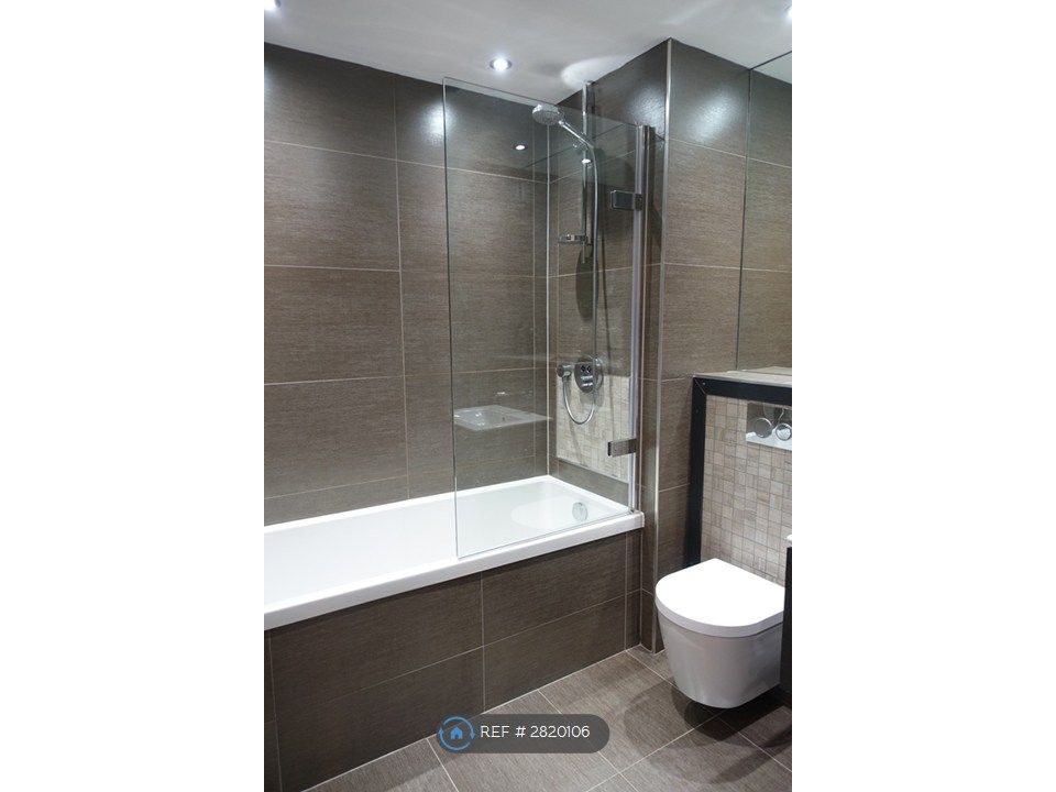 Property photo 3 of 11 House Bathroom