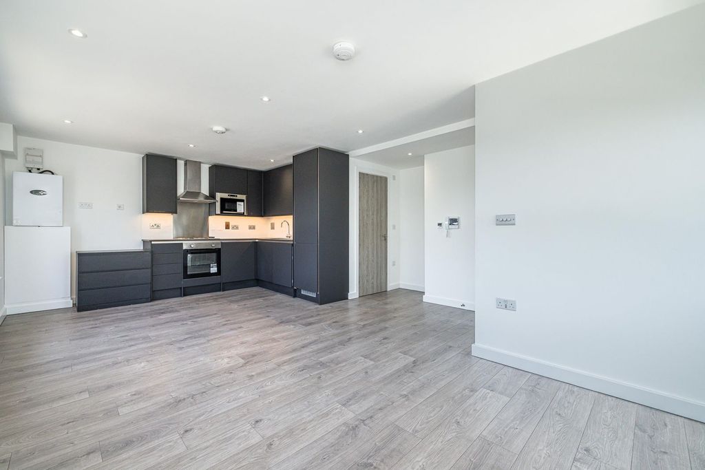 Property photo 1 of 8 Stylish Studio Flat With Excellent Transport Links