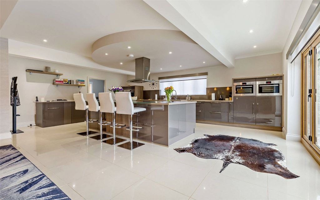 Property photo 3 of 31 Kitchen