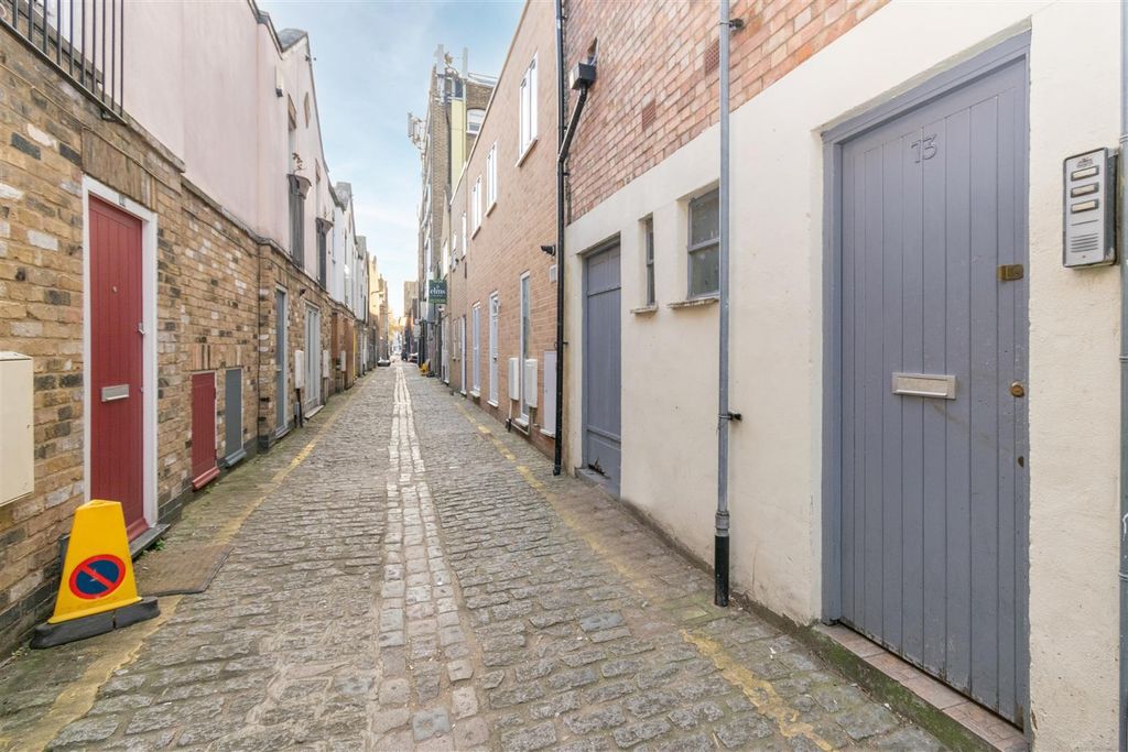 Property photo 1 of 9 Voss Street