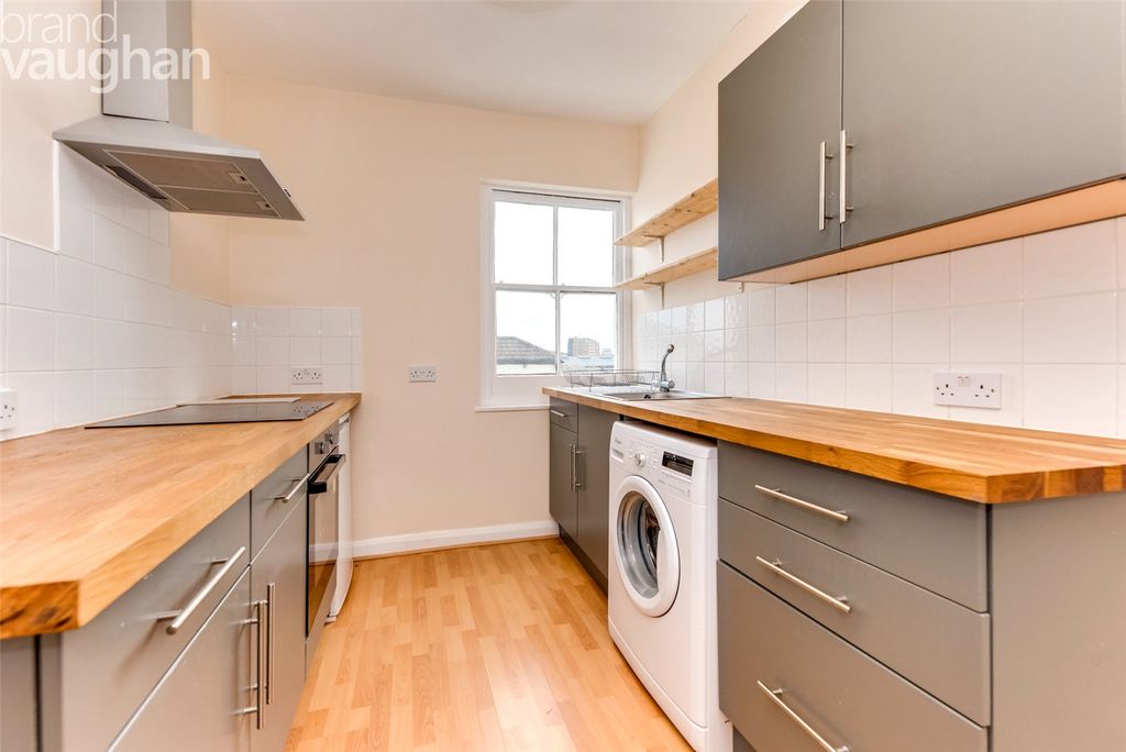 Property photo 3 of 9 Kitchen