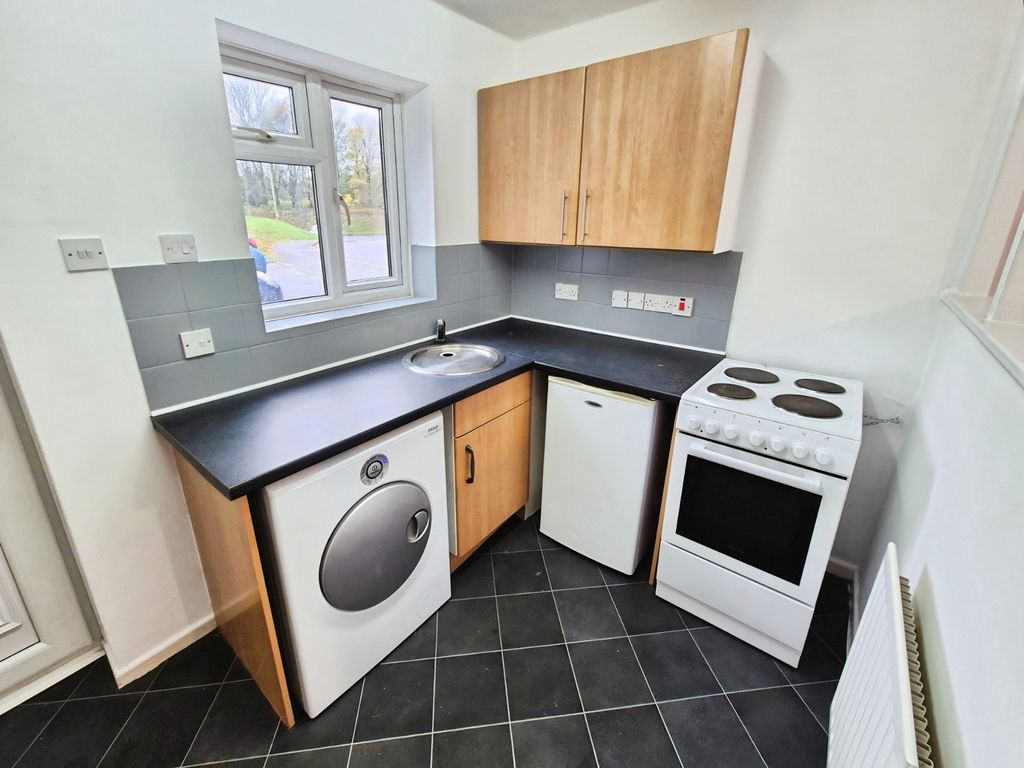 Property photo 2 of 6 Kitchen