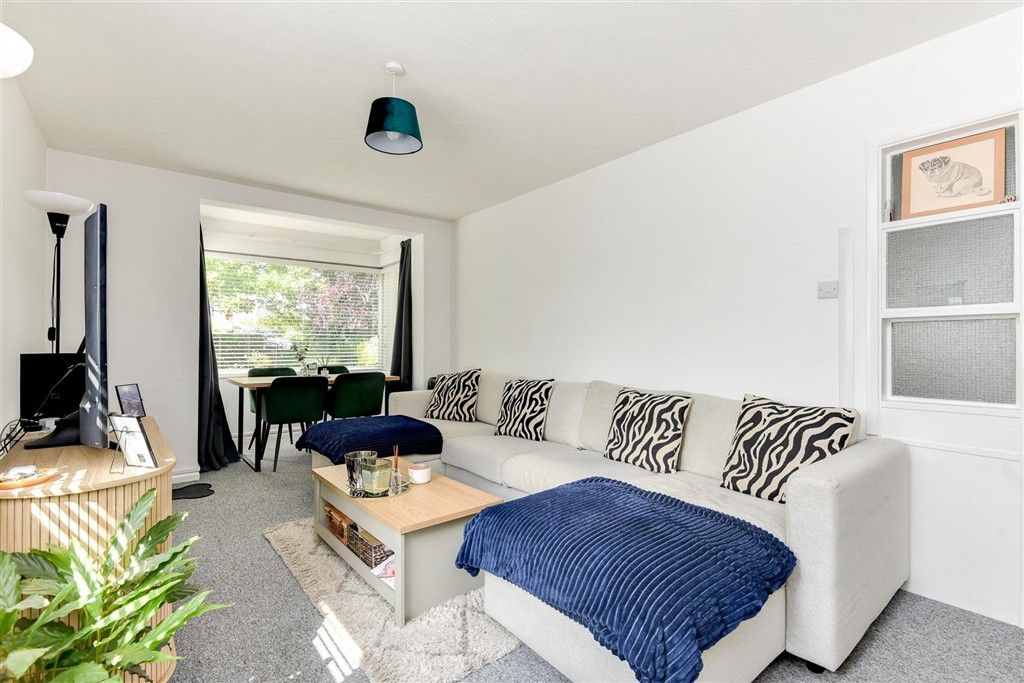 Property photo 1 of 8 Living Room