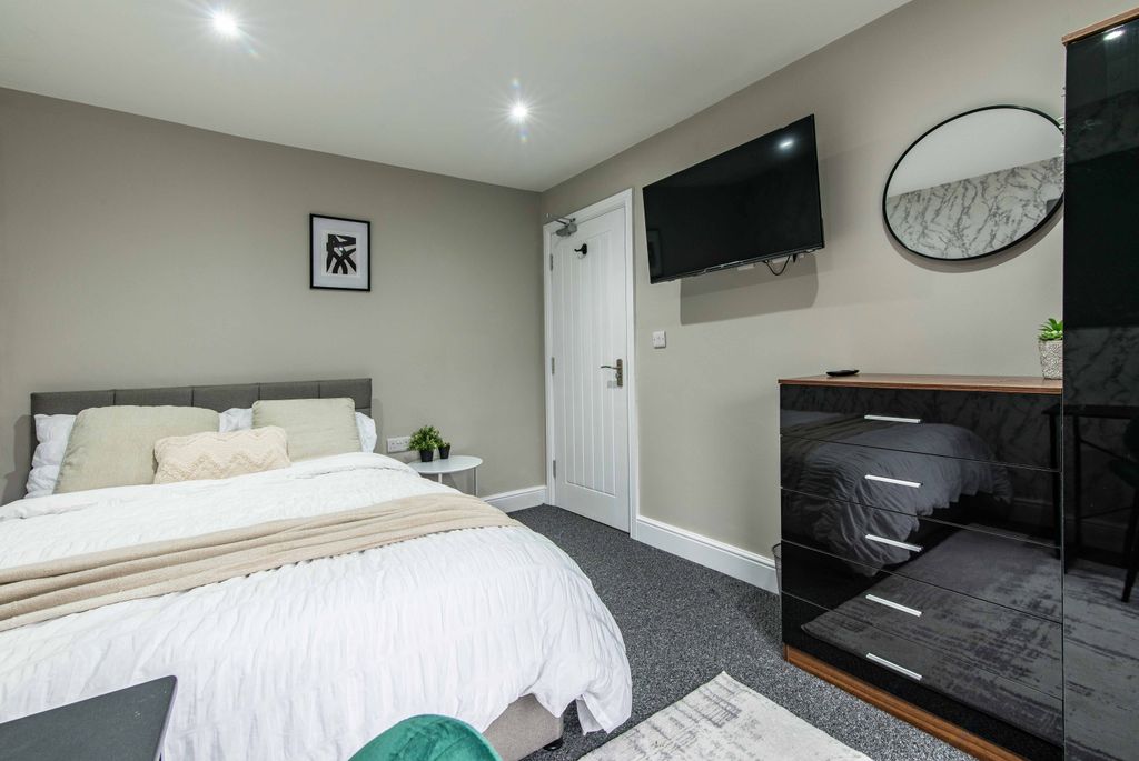 Property photo 3 of 26 32 Cycle St-Low-25